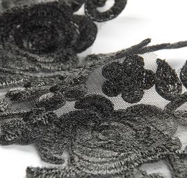 Krajková tylová aplikace párová černé květy