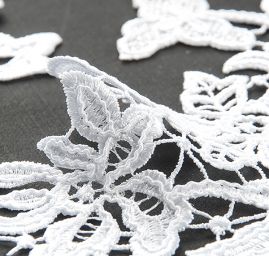 Krajková aplikace párová bílá