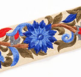 Vyšívaná stuha šantung velké květy modré