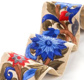 Vyšívaná stuha šantung velké květy modré