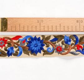 Vyšívaná stuha šantung velké květy modré