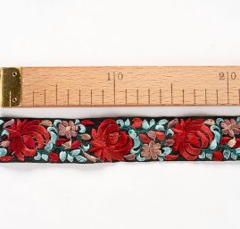 Vyšívaná stuha šantung květy červené