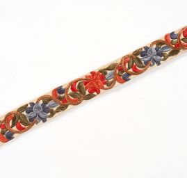 Vyšívaná stuha šantung drobné květy červené