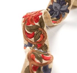 Vyšívaná stuha šantung drobné květy červené