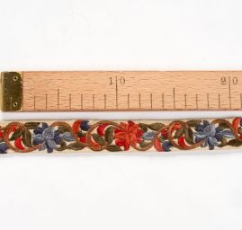 Vyšívaná stuha šantung drobné květy červené