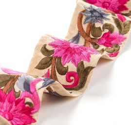 Vyšívaná stuha šantung velký květ růžový