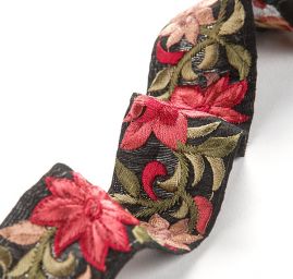 Vyšívaná stuha šantung 4cm vínový  květ