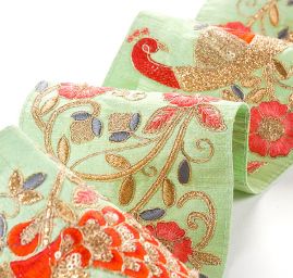 Vyšívaná stuha šantung vzor pávi pistáciová