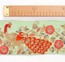 Vyšívaná stuha šantung vzor pávi pistáciová