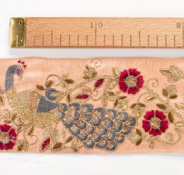 Vyšívaná stuha šantung vzor pávi meruňková