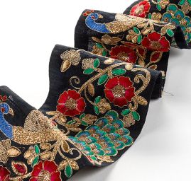 Vyšívaná stuha šantung vzor pávi modročerná