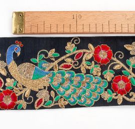 Vyšívaná stuha šantung vzor pávi modročerná