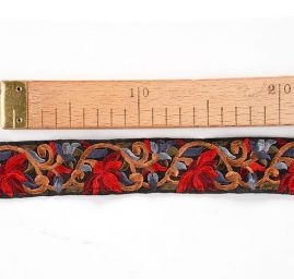 Vyšívaná stuha šantung 4cm karmínový květ