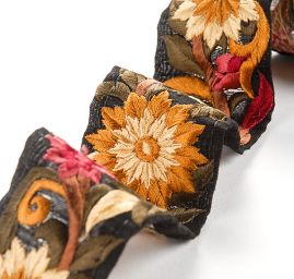 Vyšívaná stuha šantung velké hnědé květy