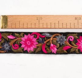 Vyšívaná stuha šantung květy jasně červené