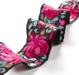 Vyšívaná stuha šantung 4cm fuchsiový květ