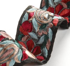 Vyšívaná stuha šantung květ tmavě červený