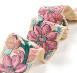 Vyšívaná stuha šantung růžovošedý květ