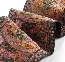 Vyšívaná stuha šantung paisley vzor šedočerná