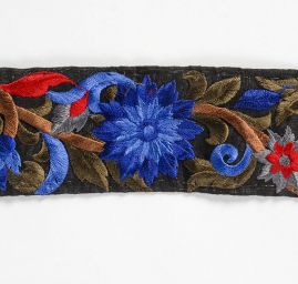 Vyšívaná stuha větší květy modré