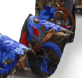 Vyšívaná stuha větší květy modré