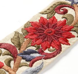 Vyšívaná stuha šantung širší květ tmavě červený