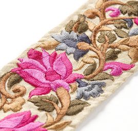 Vyšívaná stuha šantung květy zářivě růžové