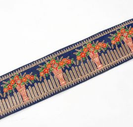 Vyšívaná stuha šantung vzor vázy modrý