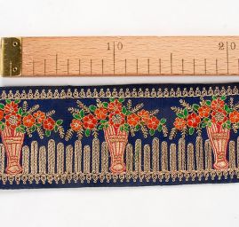 Vyšívaná stuha šantung vzor vázy modrý