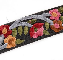 Vyšívaná stuha šantung malé barevné květy 3,5cm