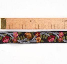 Vyšívaná stuha šantung malé barevné květy 3,5cm