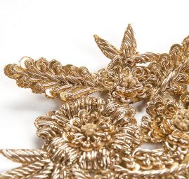 Květinová aplikace středová malá starozlatá