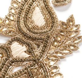 Korálková aplikace květinový motiv zlatobéžový