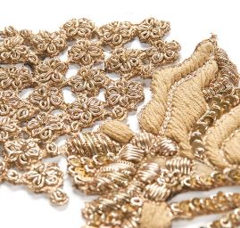 Květinová aplikace s ptáčkem velká zlatá