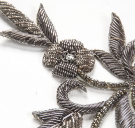 Korálková aplikace květinový motiv stříbrnošedá