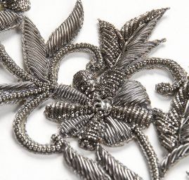 Květinová aplikace šedostříbrná s kamínky