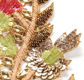 Aplikace ptáčci fialovozlaté barvy na keři