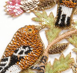 Aplikace ptáčci oranžovozlaté barvy na keři