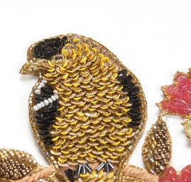 Aplikace ptáčci zlatožluté barvy na keři