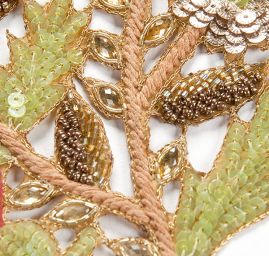 Aplikace ptáčci zlatožluté barvy na keři