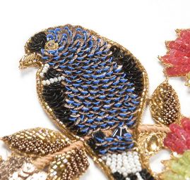 Aplikace ptáčci modrozlaté barvy na keři