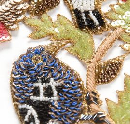 Aplikace ptáčci modrozlaté barvy na keři