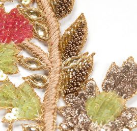 Aplikace ptáčci modrozlaté barvy na keři