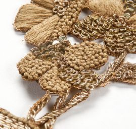 Květinová aplikace s ptáčky zlaté barvy