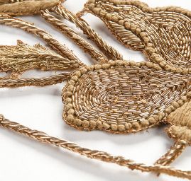 Květinová aplikace s ptáčky zlaté barvy