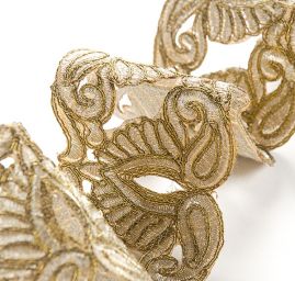 Krajková kovová stuha ornamentální motiv