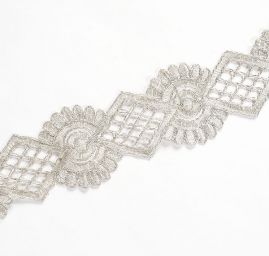 Krajková kovová stuha ornamentální vzor stříbrná