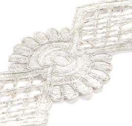 Krajková kovová stuha ornamentální vzor stříbrná