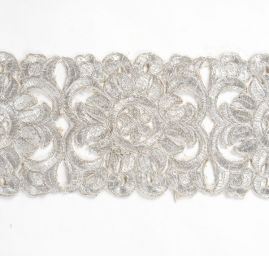 Krajková kovová stuha velký ornament stříbrný