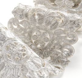 Krajková kovová stuha velký ornament stříbrný